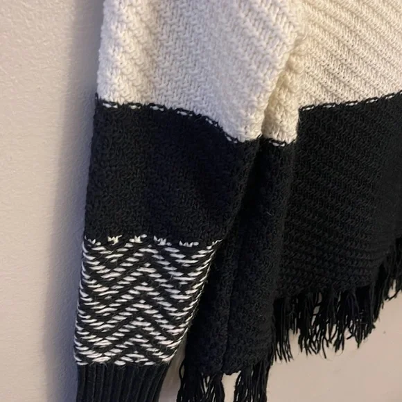 John + Jenn Small Chunky Knit Sweater Black and White Fringe - Picture 12 of 16